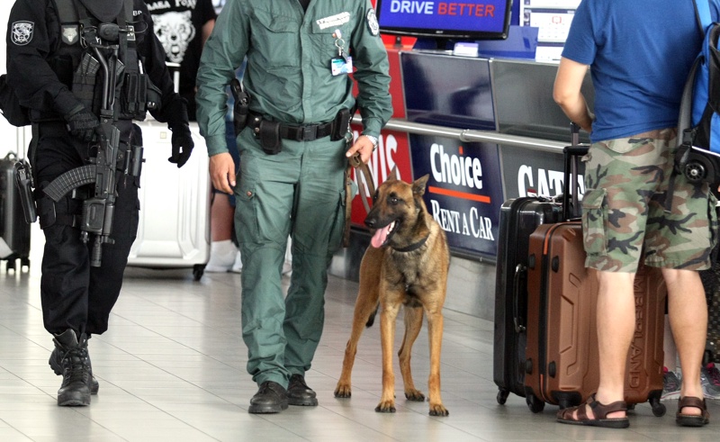 Interdiction de voyager — contrôle douanier avec chien de détection