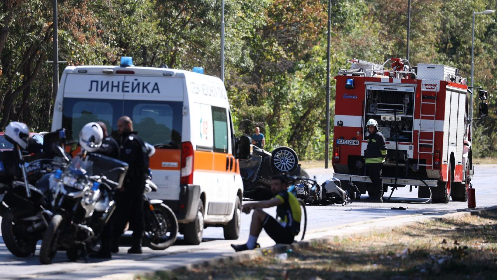 Lieu d’un accident de la circulation — ambulance, camion de pompiers et police