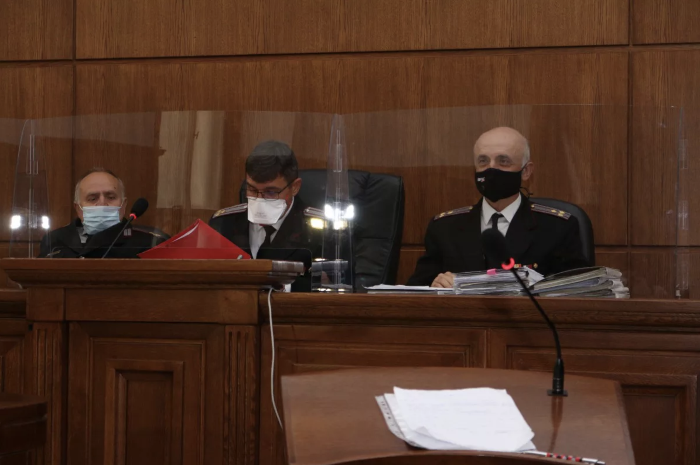 Tribunal militaire — juges et procureur à l’audience
